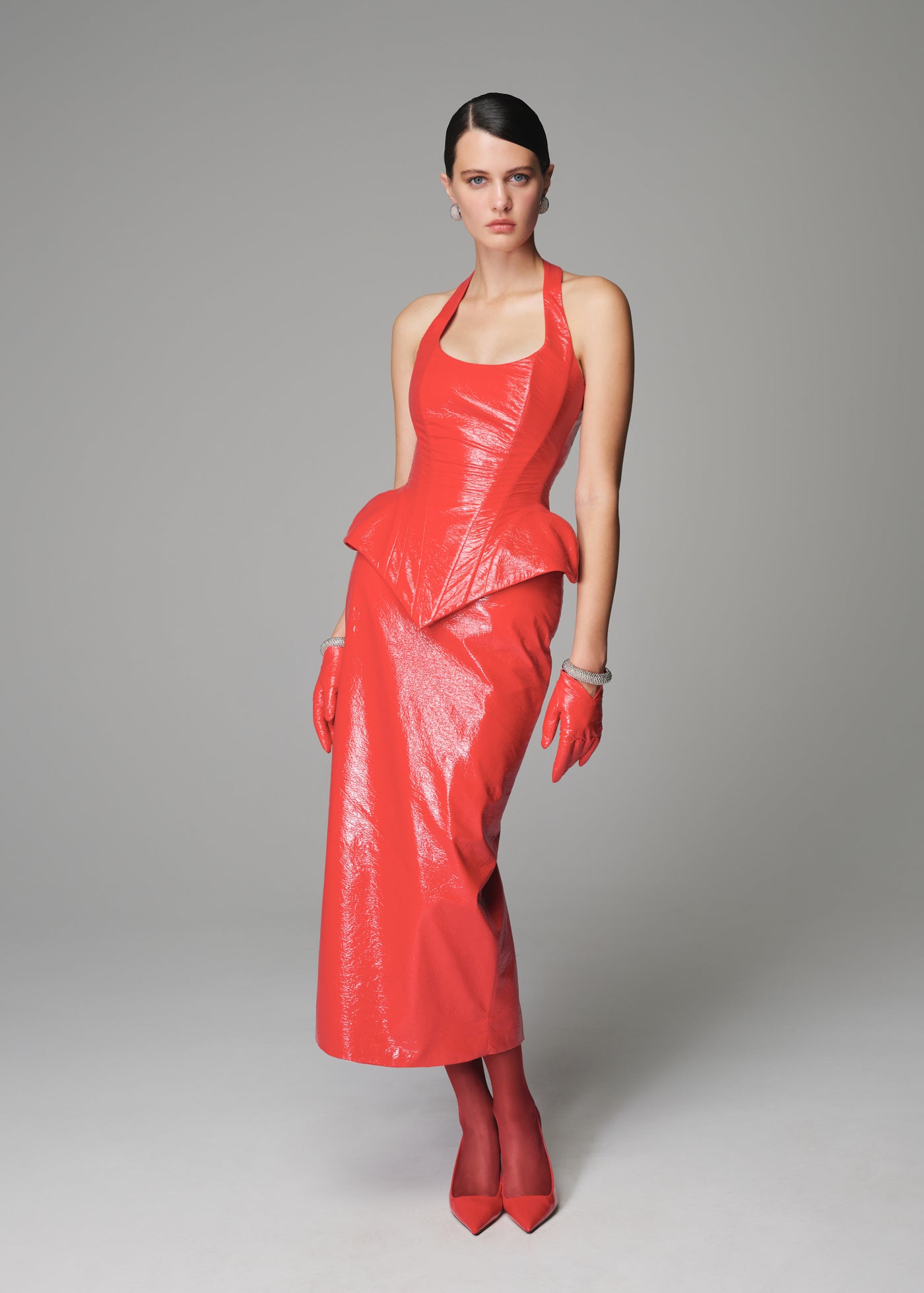 SHORT LACQUERED GLOVES IN RED